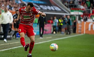 Augsburg Mergim Berisha spielt den Ball. - Stefan Puchner/dpa