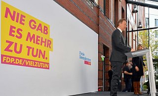 FDP-Chef Christian Lindner gibt zum Beschluss der Aufnahme von Koalitionsverhandlungen mit SPD und Grünen ein Statement ab. Die Gespräche könnten noch in dieser Woche starten. - Foto: Paul Zinken/dpa
