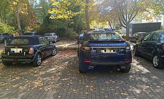 Dieser Range Rover auf dem Parkplatz an der Pauluskirche bestätigt das Vorurteil, dass Fahrer von teureren Marken beim Parken häufig besonders dreist sind. - Sven Hauhart