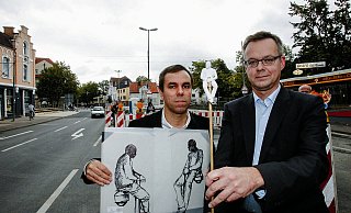 Am Ort des Geschehens: Fernando Sánchez Castillo und Marta-Leiter Roland Nachtigäller gestern Mittag auf der Kreuzung Lübbertor. Der Künstler hält Skizzen von der Figur in der Hand, die oben auf dem Mast sitzen wird. Das Gestell unterhalb des Sitzenden stellt die Webcam dar. - Peter Steinert
