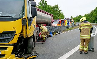 Bei dem Unfall auf der Umgehungsstraße riss der Hydrauliktank des Sattelzuges auf, und rund 200 Liter Hydrauliköl ergossen sich über die Fahrbahn. - Ralph Meyer