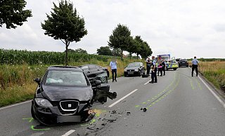 Nach dem Frontalunfall waren zwei Autos fast total zerstört. - Frank-Michael Kiel-Steinkamp