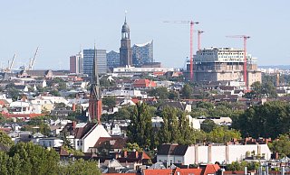 Hamburger Stadtpanorama. Für Häuser, Wohnungen und Grundstücke müssen die Menschen in Deutschland immer tiefer in die Tasche greifen. - Foto: Jonas Walzberg/dpa