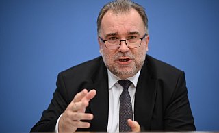 BDI-Präsident Siegfried Russwurm spricht bei einer Pressekonferenz. - Foto: Britta Pedersen/dpa-Zentralbild/dpa