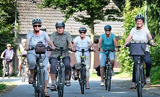 In Gütersloh sind regelmäßig Gruppen von Radfahrern unterwegs. Auch wenn es keine Pflicht gibt, rät die Polizei dringend dazu, Fahrradhelme zu tragen. - Andreas Frücht