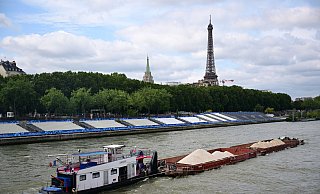 Keine Filmszene, sondern ein Foto aus dem Sommer während Olympia. Ein Schiff passiert Tribünen, im Hintergrund ist der Eiffelturm zu sehen. Im Netflix-Hit «Im Wasser der Seine» treibt dagegen ein Hai sein Unwesen im Pariser Gewässer. (Archivbild) - Sina Schuldt/dpa