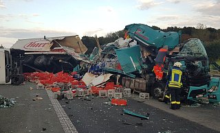 Der Getränkelaster und der Backwaren-Lkw sind völlig zerstört und blockieren die Fahrbahn. - Andreas Eickhoff