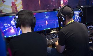 Rund ein Drittel aller Deutschen spielt regelmäßig Computerspiele. - picture alliance / SvenSimon