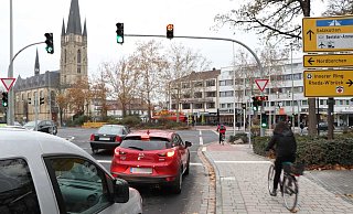Damit im Straßenverkehr eine grüne Welle erzeugt werden kann, werden Paderborns Ampelschaltungen regelmäßig optimiert. An Knotenpunkten wie dem Westerntor bleibt es generell eng. - Holger Kosbab
