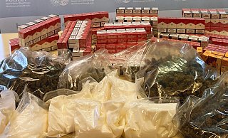 Die Polizei hat in Marsberg unter anderem illegale Drogen und unversteuerte Zigaretten sichergestellt. - Polizei Hochsauerlandkreis
