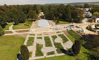 Neu gestaltet: Der Kaiser-Karls-Park soll im Frühjahr 2017 eine blühende Oase sein. Im Zentrum steht das große Fontänenbecken, dahinter reicht die Flaniermeile bis zum Bad Lippspringer Freibad. - Jens Reddeker