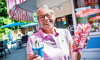 Seit 22 Jahren betreibt Monika (Moni) Johst den kleinen Kiosk des Freibads Schröttinghausen. - Barbara Franke