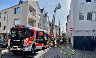 Die Feuerwehr rettet an der Meinwerkstraße einen Hausbewohner aus dem Gefahrenbereich. - Ralph Meyer