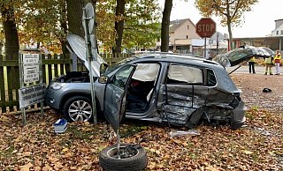 Beide Autos wurden bei dem Unfall auf der Bielefelder Straße erheblich beschädigt. - Ralph Meyer
