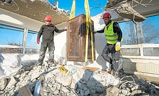 Bevor der Tresor geborgen werden konnte, musste das Dach des Gebäudes eingerissen werden. Weil er rund eine Tonne schwer ist, war es ein ziemlicher Aufwand, den Schrank aus dem Gebäude zu heben. - Hagedorn