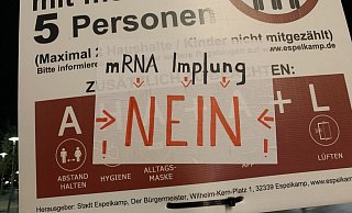 Impfgegner überklebten und verschandelten insgesamt acht Corona-Schutzplakate in der Espelkamper Innenstadt. Jetzt nimmt der Staatsschutz Bielefeld Ermittlungen auf. - Karsten Schulz