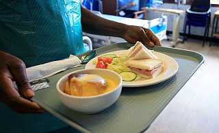 Viele Patienten haben es schon immer gewusst. Jetzt belegt es eine Studie: Bei Deutschem Krankenhausessen wird oft bei der Qualität gespart. - Picture Alliance