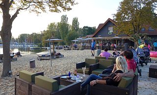 Auch in diesem Sommer blühte das „Café Eisklang am Badestrand" so richtig auf. Im Zusammenspiel mit dem Nesthauser See führt die Freizeitanlage zu erheblichen Verkehrsbehinderungen. - Hans-Hermann Igges