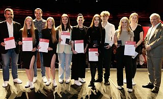 Bielefelds Oberbürgermeister Pit Clausen und die Empfänger der goldenen Sportplakette während der Sportlerehrung in der Stadthalle. - Peter Unger