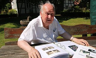 "Wißbrock - ein Name, drei Stätten" hat Hans Schumacher sein neuestes Werk, hier vor dem malerischen Osthusmuseum, überschrieben. Das nächste - über den Bildhauer Karl Kunert, der über einen illustren Bekanntenkreis verfügte -, füllt, fast fertig, derzeit noch den Aktenordner vor ihm. - Silke Kröger
