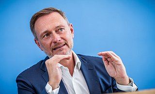 Mit zwei Anzeigen hatte das Bundesfinanzministerium für die Schuldenbremse geworben. (Archivbild) - Michael Kappeler/dpa