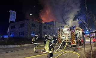 Am frühen Dienstagabend rückt die Feuerwehr zu einem Brand bei der Firma Bestpool in Steinhagen aus. - dpa