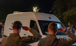 Bisher übergab die Hamas nur vier Särge. Laut Vereinbarung soll sie jedoch alle 28 toten Geiseln zurückgeben. (Archivbild) - Ilia Yefimovich/dpa
