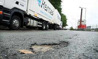 Am Scheidkamp wurden die Schlaglöcher und Risse erst einmal nur geflickt. Die Straße im Gewerbegebiet muss allerdings komplett erneuert werden. - Felix Eisele