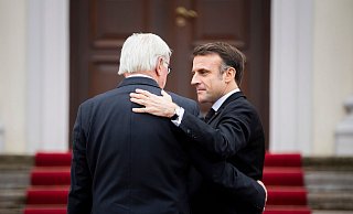 Bundespräsident Frank-Walter Steinmeier (l.) begrüßt Emmanuel Macron vor einem Gespräch Ende Januar am Schloss Bellevue. - Christoph Soeder/dpa
