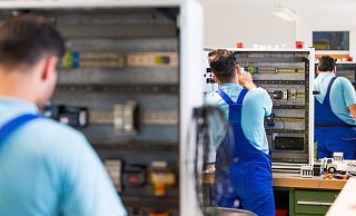 Drei junge Flüchtlinge arbeiten im Ausbildungszentrum der Siemens Professional Education. - Foto: Monika Skolimowska/ZB/dpa