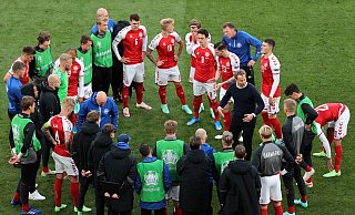 Dänemarks Nationalspieler rücken nach dem Drama um ihren Mitspieler noch enger zusammen. - Foto: Wolfgang Rattay/POOL REUTERS/AP/dpa