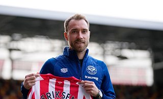 Brentfords dänischer Neuzugang Christian Eriksen hält bei seiner offiziellen Präsentation sein Trikot in den Händen. - Foto: Matt Dunham/AP/dpa