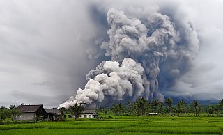 Die Aschesäule war zwei Kilometer hoch. - Dwi Sasongko/XinHua/dpa