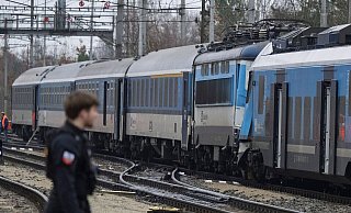 Blick auf die Unglücksstelle nach der Kollision eines Schnellzuges mit einem Personenzug auf der Strecke zwischen den Orten Zliv und Divcice bei Ceske Budejovice (Budweis). - Vaclav Pancer/CTK via AP/dpa