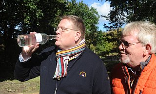 Stemwedes Bürgermeister Kai Abruszat nahm bei der Kurpark-Eröffnung einen Schluck aus der Flasche mit schwefelhaltigem Heilwasser. Die Heilquellen in Levern wurden schon Ende des 17. Jahrhunderts genutzt. Perspektivisch kann sich der Bürgermeister vorstellen, dass die Quellen nicht nur im Kurpark erlebbar sind, sondern auch wieder genutzt werden. - Joern Spreen-Ledebur