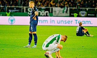 Nach dem 3:3 in Münster herrscht bei den Paderbornern Felix Platte (l.) und Felix Götze (hinten) die pure Enttäuschung. Münsters Jan ter Horst (vorne) dürfte eher aus Erschöpfung in die Knie gehen. - Besim Mazhiqi