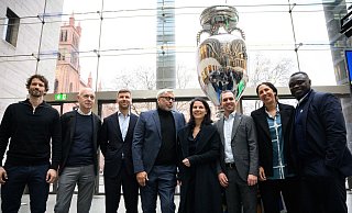 «Wir feiern bei der EM den Fußball mit unseren Werten von Vielfalt, Respekt und Regeln», sagt Außenministerin Annalena Baerbock (4.v.r.). - Bernd von Jutrczenka/dpa