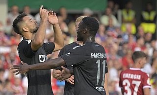 Visar Musliu (l) feiert mit seinen Mitspielern das 0:2 für den SC Paderborn. - dpa