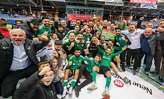 So sehen Sieger aus. Die Spieler des SC Hicret feiern ihren ersten Stadtmeister-Titel mit Kind und Kegel. - Andreas Zobe