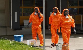 Spezialisten des ABC-Zuges der Feuerwehr: Die Anzüge sollen verhindern, dass sie mit gefährlichen Substanzen in Berührung kommen. Die Aufnahme entstand bei einem Einsatz in Herford. - Feuerwehr Herford