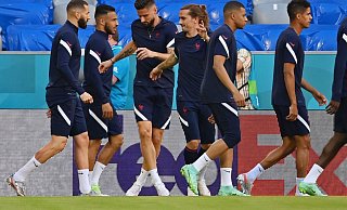 Hat sich noch nicht gefunden bei der EM: Frankreichs Sturm-Trio Karim Benzema (l) Antoine Griezmann (M) und Kylian Mbappe (r). - Foto: Federico Gambarini/dpa