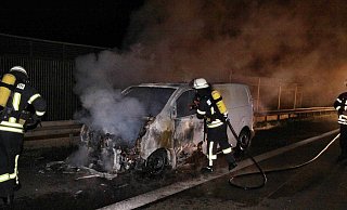 Mitten in der Nacht muss die Feuerwehr mit Atemschutz gegen das Feuer vorgehen. - Feuerwehr Porta Westfalica