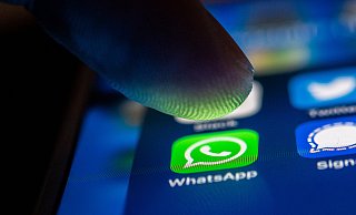Die Daten für die Vertragsunterlagen wurden per Whatsapp ausgetauscht – auch Personalausweis und Bankdaten. Eine gefährliche Angelegenheit, wie jetzt ein Mann aus Kirchlengern spürt. - Zacharie Scheurer/dpa-tmn/dpa