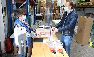 Warenausgabe bei Biesang: Stephan Friehe übergibt ein bestelltes Paket. - Jörg Stuke