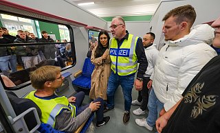 Bundespolizist Carsten Weidanz (v.l.) und Hauptkommissar Hermann Lampen erklären, was Menschen in der Bahn schneller zu Opfern macht. Schon der Sitzplatz entscheidet. - Andreas Zobe