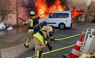 Beim Eintreffen der Feuerwehr schlugen die Flammen aus dem Camper. - Feuerwehr Warburg