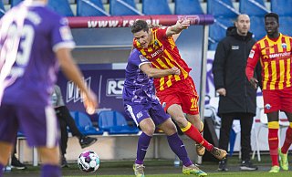 SCP-Akteur Maximilian Thalhammer , der sich in dieser Szene gegen den Osnabrücker David Blacha durchsetzt, feierte drei Monate nach seinem Mittelfußbruch ein gelungenes Comeback. - Noah Wedel