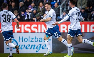 Arminia Bielefelds Stefano Russo (M.) feiert seinen Führungstreffer im Derby beim VfL Osnabrück. - Sarah Jonek