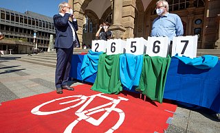 Oberbürgermeister Pit Clausen (links) nahm die 26.567 Unterschriften des Radentscheids vor dem Alten Rathaus entgegen. Foto: Oliver Krato - Oliver Krato