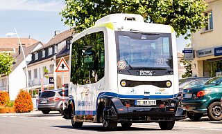 Seit Februar 2020 drehen fünf Elektrobusse in Monheim ihre Runden. Sie haben sechs Sitz- und sechs Stehplätze. - Stadt Monheim am Rhein / Tim Kögler Seit Februar 2020 drehen fünf Elektrobusse in Monheim ihre Runden. Sie haben sechs Sitz- und sechs Stehplätze. - Stadt Monheim am Rhein / Tim Kögler